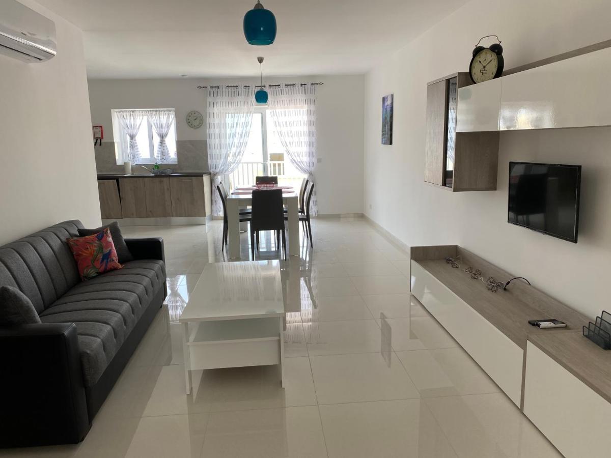 Sunshine - Modern Three Bedroom - No 1 Apartment *