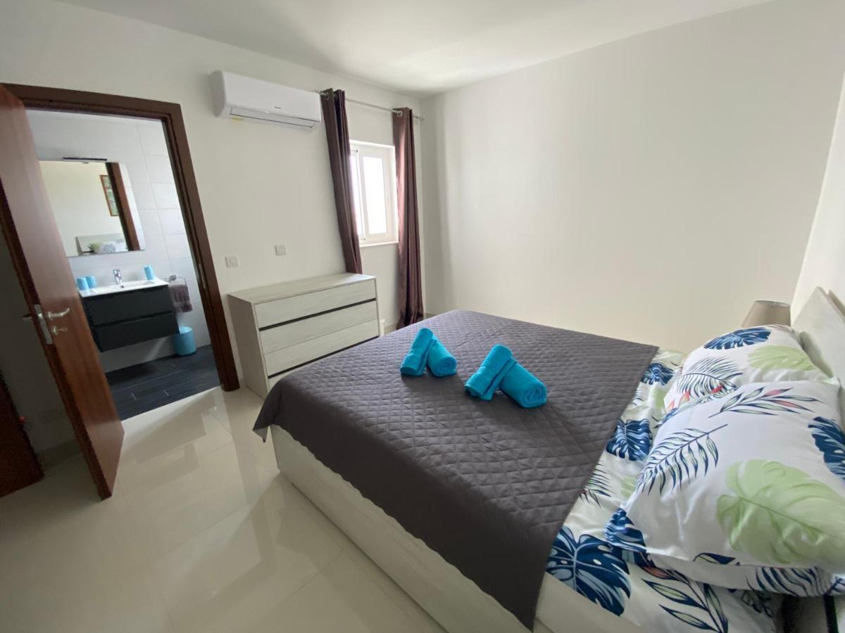 Sunshine - Modern Three Bedroom - No 1 Apartment *
