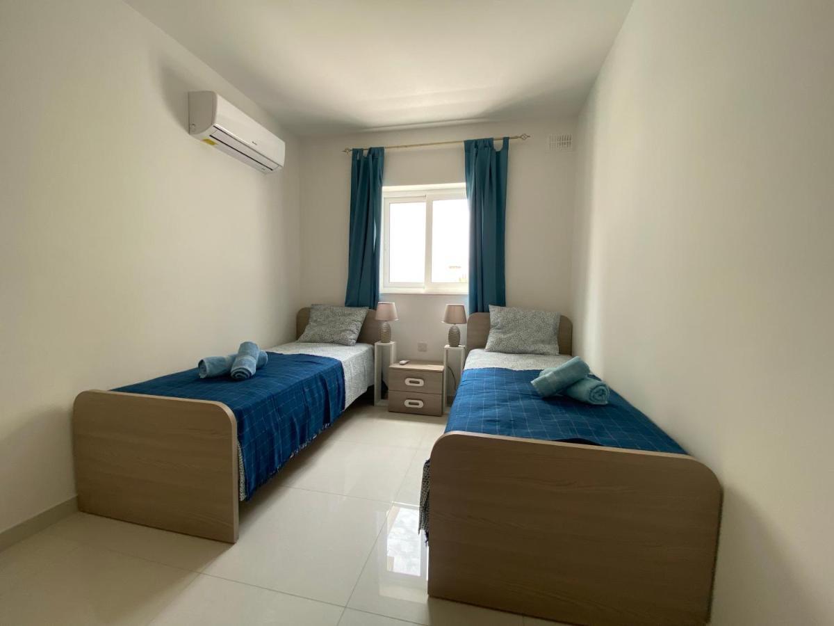 Sunshine - Modern Three Bedroom - No 1 Apartment *